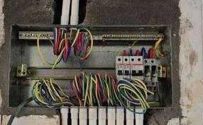 橫平豎直的水電布線(xiàn) 美觀(guān)的陷阱？老師傅一語(yǔ)道破背后隱患